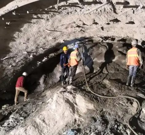 剑河隧道拱顶带模注浆料，微膨胀注浆料的特点及施工工艺